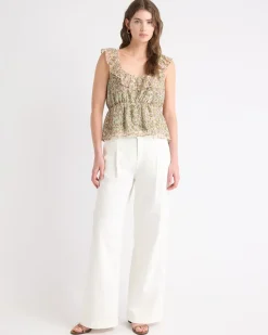 Sleeveless U-Neck Empire-Cut Blouse with Ruffles